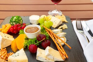 Melayani makan siang dan makan malam dengan santap malam alfresco