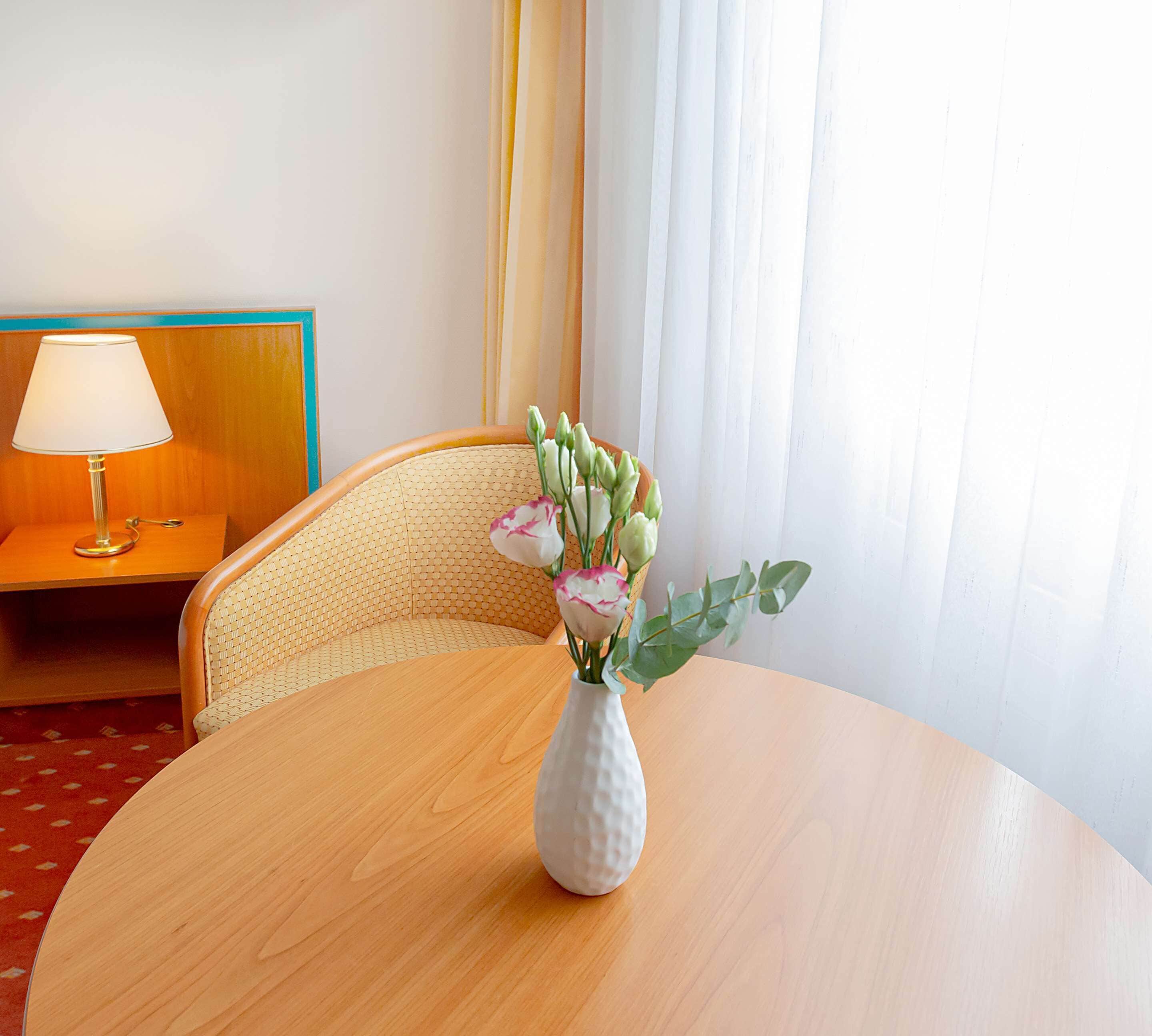 1 bedroom, hypo-allergenic bedding, desk, soundproofing