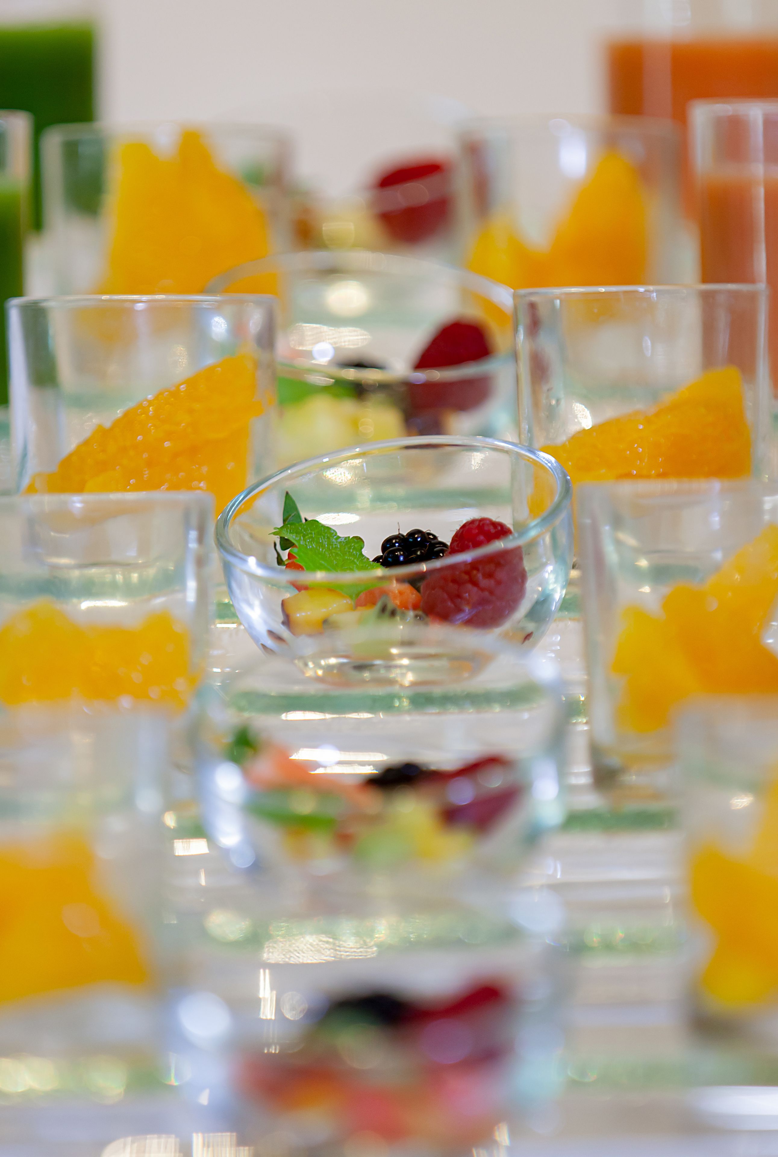 Vasos transparentes con adornos de frutas.