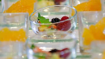 Vasos transparentes con adornos de frutas.