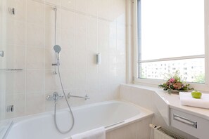 Suite junior | Baño | Ducha y bañera combinadas y artículos de higiene personal gratuitos