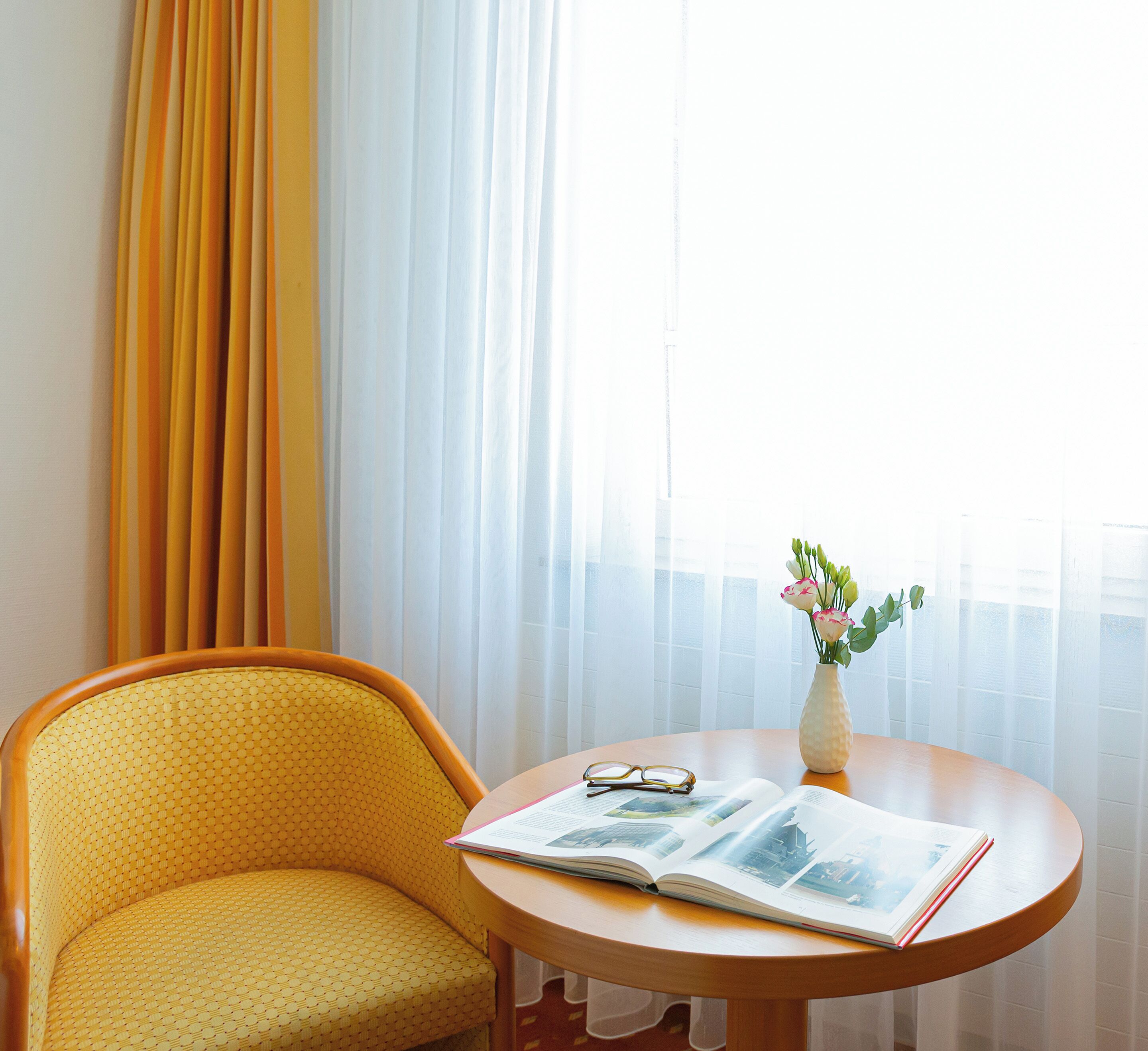 スタンダード シングルルーム | 低刺激性寝具、デスク、防音設備、アイロン / アイロン台