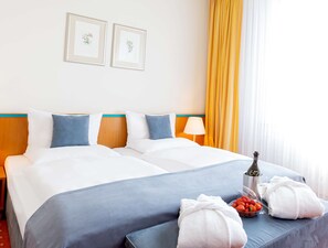 Suite junior | Ropa de cama hipoalergénica, escritorio, sistema de insonorización