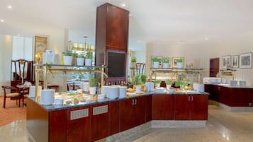 Se sirven almuerzos y cenas, restaurante con mesas al aire libre