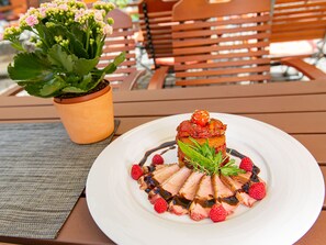 Melayani makan siang dan makan malam dengan santap malam alfresco