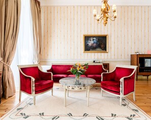 Phòng Suite Royal | Khu phòng khách | Smart TV 49-inch có truyền hình vệ tinh, TV 