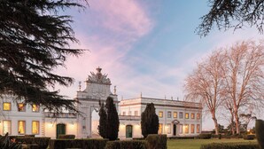 A grand building with symmetrical architecture, a well-maintained garden with hedges, and a clear sky. - Valverde Sintra Palácio de Seteais - The Leading Hotels of the World (Sintra)