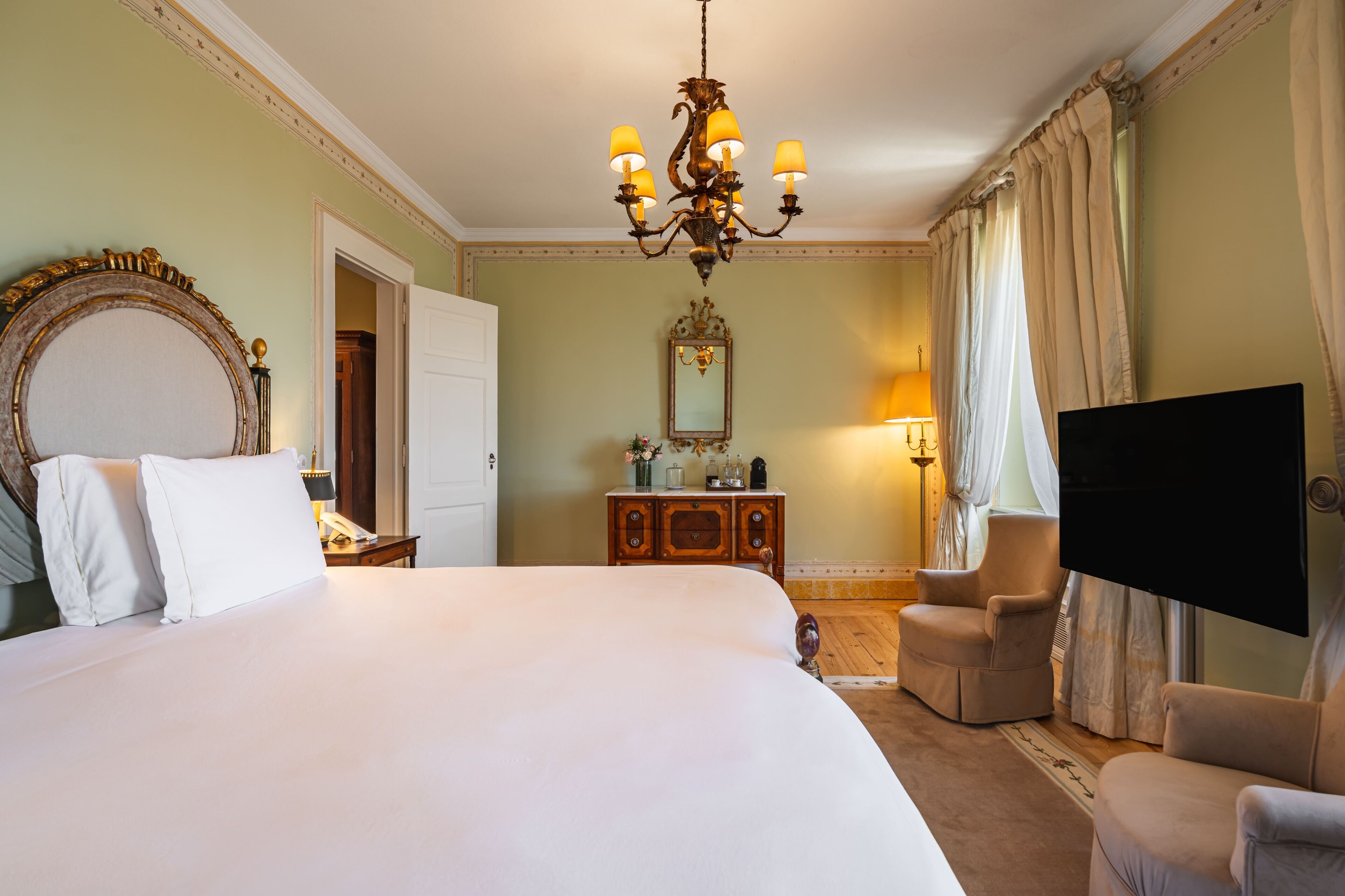 Classic Double Room | Minibar, in-room safe, desk, iron/ironing board