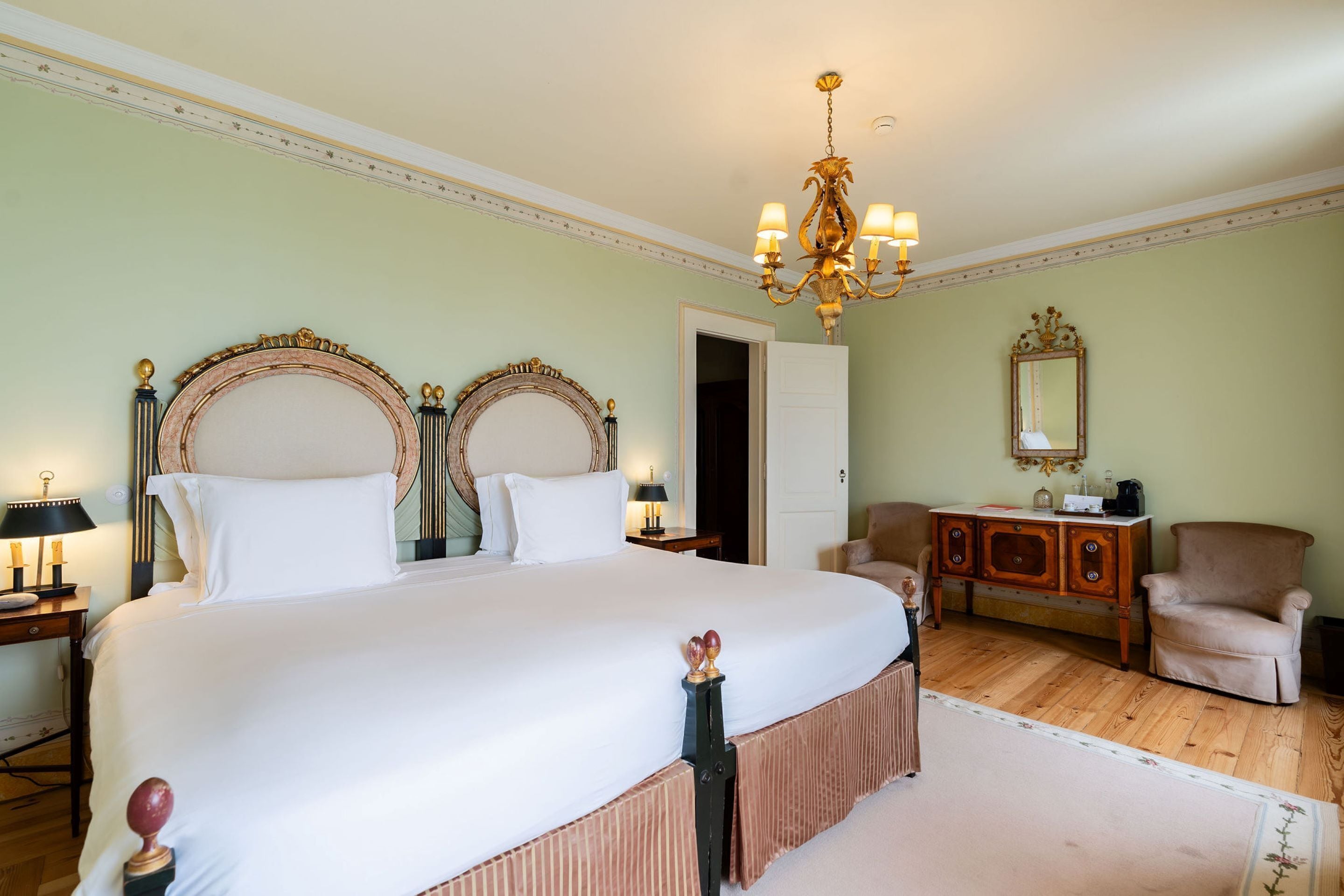 Deluxe tweepersoonskamer, uitzicht op vallei | Een minibar, een kluis op de kamer, een bureau