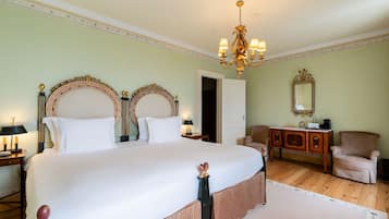 Deluxe tweepersoonskamer, uitzicht op vallei | Een minibar, een kluis op de kamer, een bureau