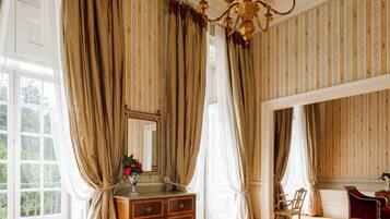 Suite Royal | Minibar, caja de seguridad en la habitación y escritorio