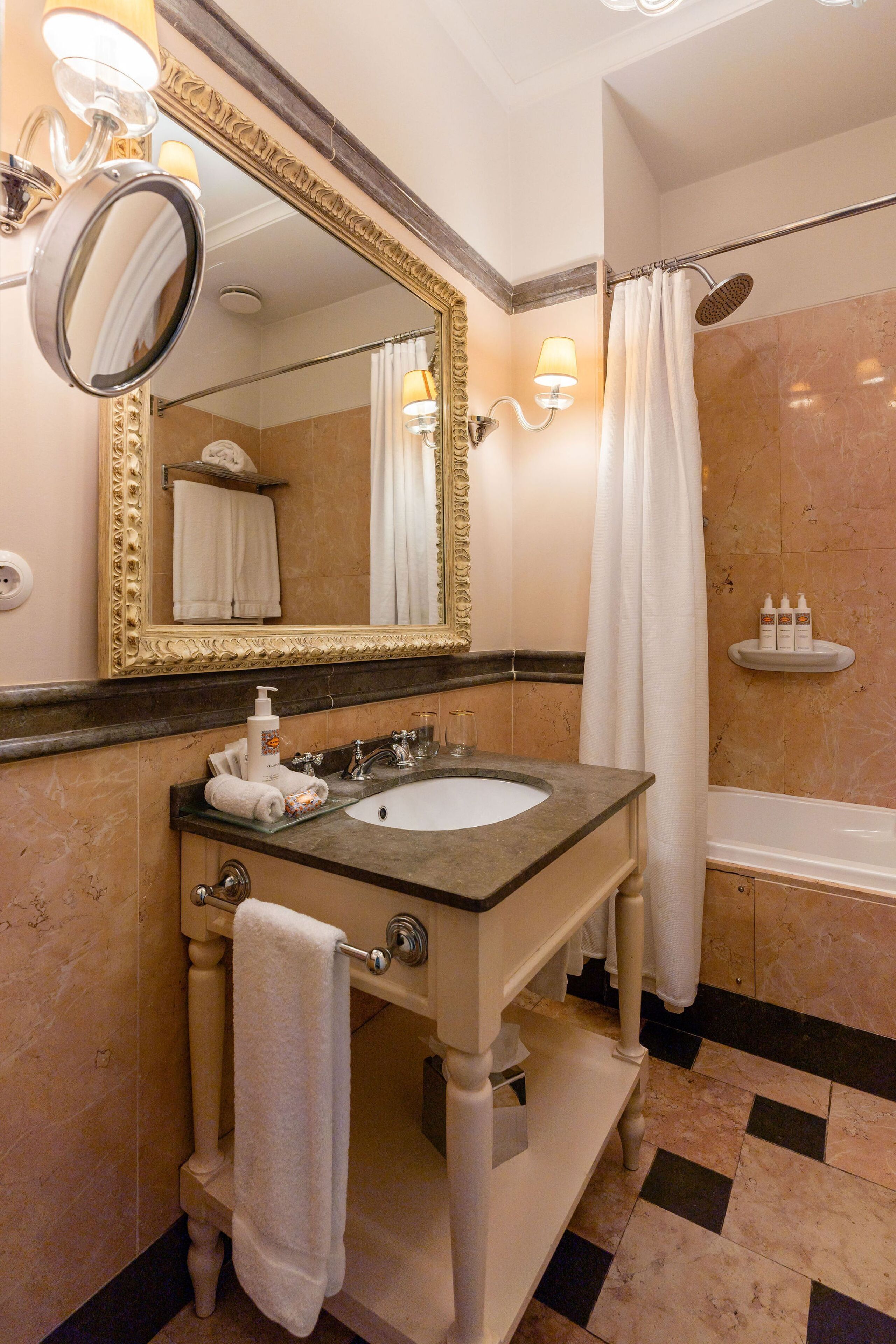 deluxe double room, pool view | bathroom | combined shower/bathtub, eco-friendly toiletries, hair dryer, bathrobes