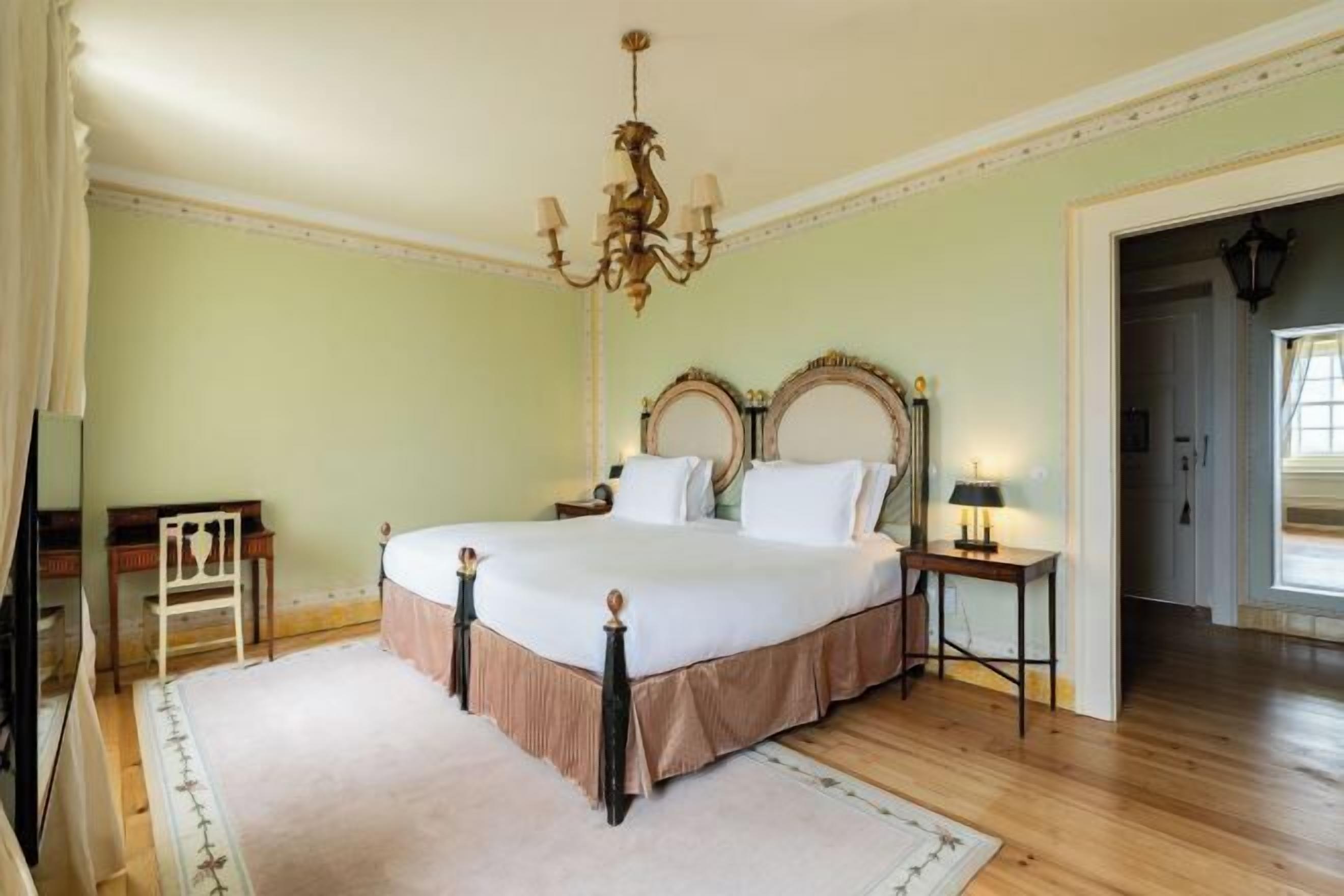 Minibar, in-room safe, desk, iron/ironing board