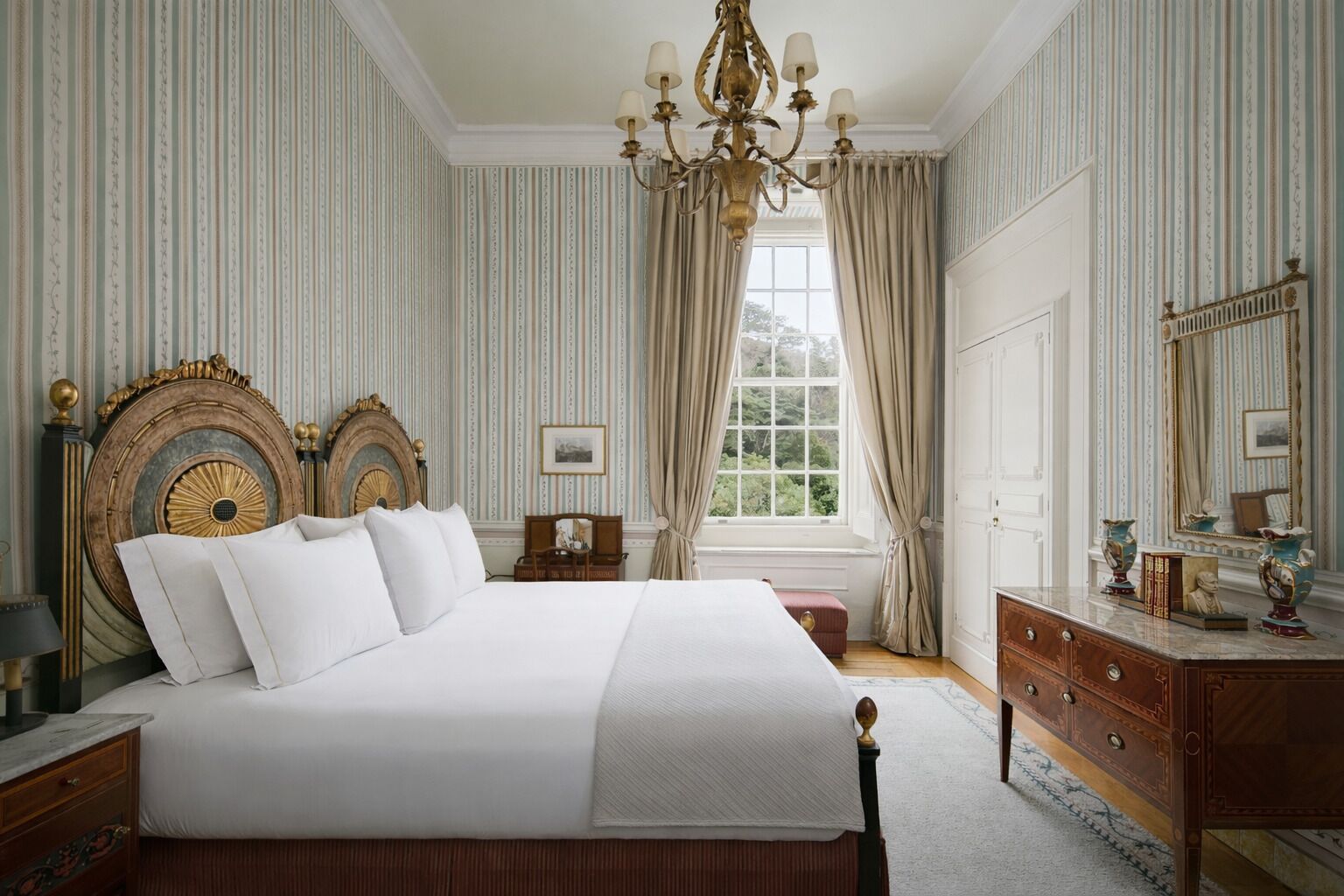 Signature Suite | Minibar, in-room safe, desk, iron/ironing board