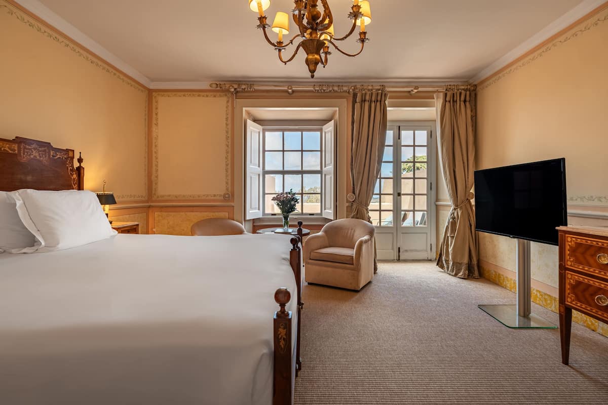 尊荣双人房 | 迷你吧、客房内保险箱、办公桌、熨斗/熨板