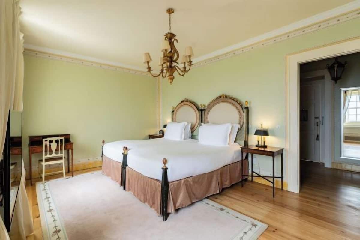 Minibar, in-room safe, iron/ironing board, free WiFi