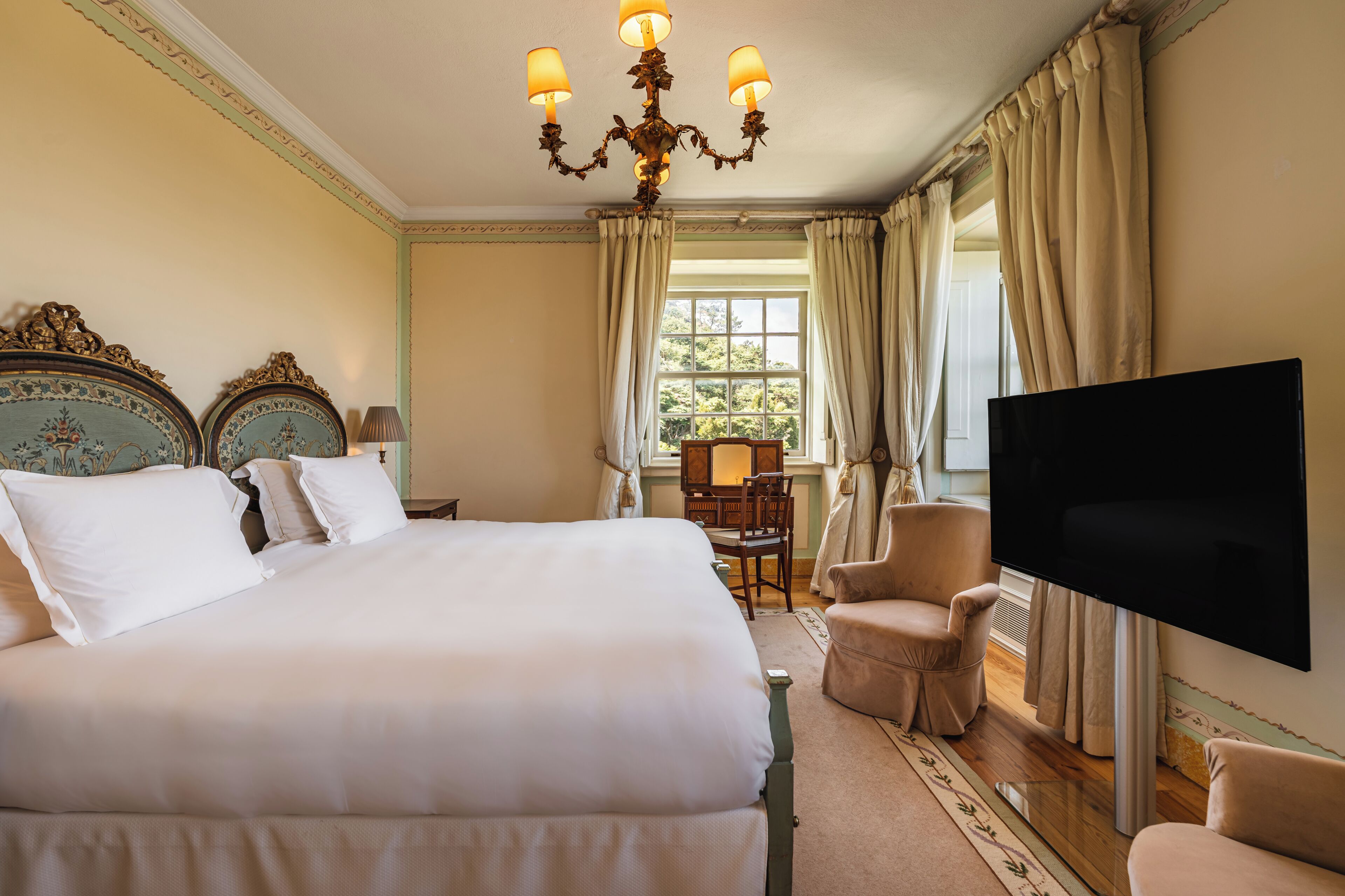 Deluxe Double Room | Minibar, in-room safe, desk, iron/ironing board