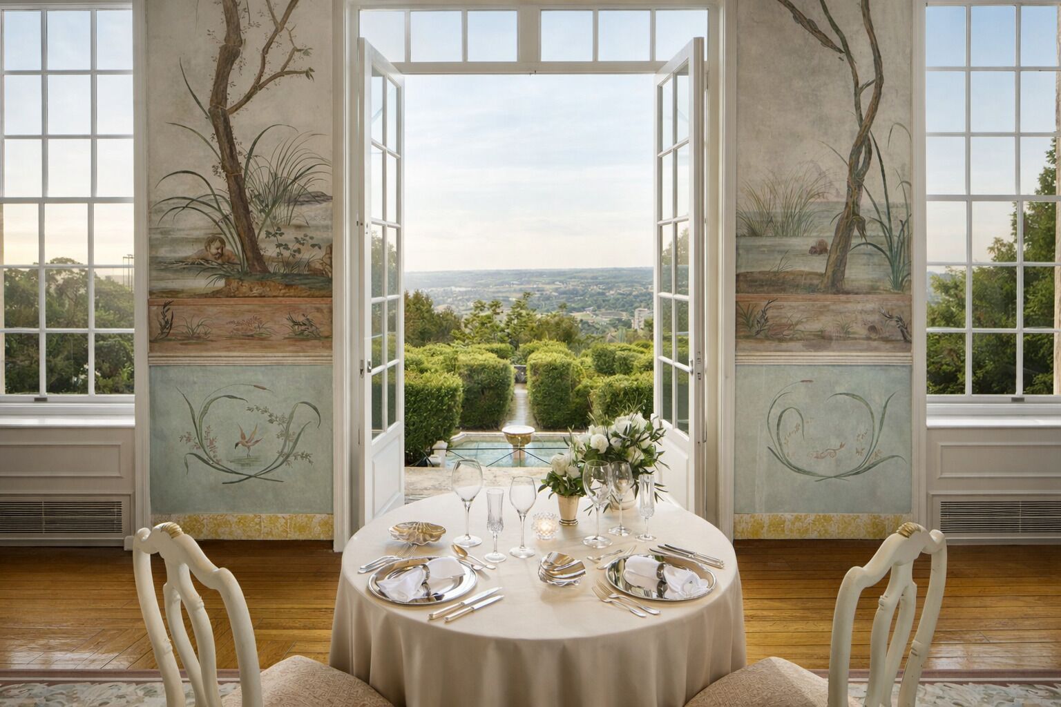 Serveert ontbijt, lunch, diner, tuinzicht