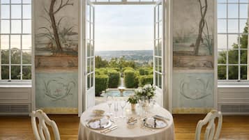 Serveert ontbijt, lunch, diner, tuinzicht