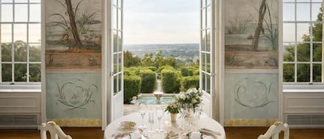 Breakfast, lunch, dinner served; garden views