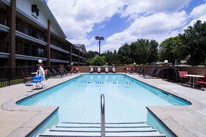 Piscine extérieure en saison