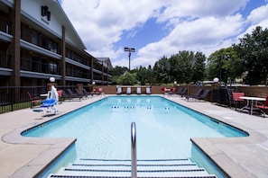 Una piscina al aire libre de temporada