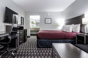 Escritorio, tabla de planchar con plancha, wifi gratis y ropa de cama