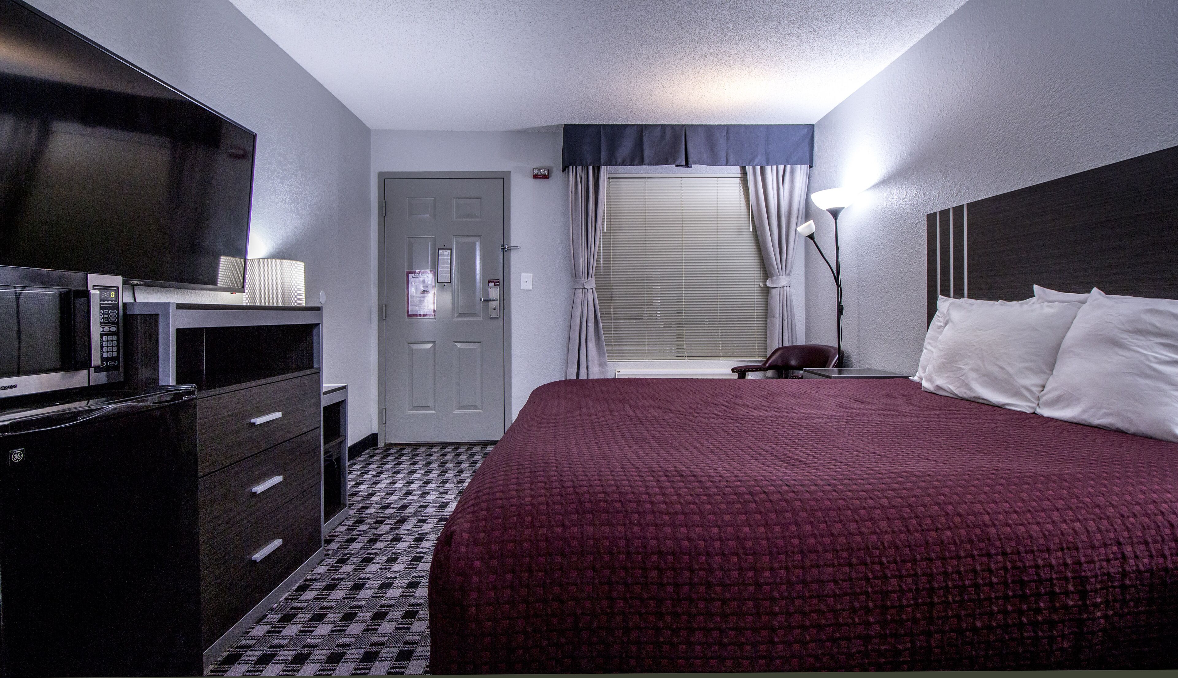 single room, 1 king bed, accessible | 1 bedroom, desk, iron/ironing board, free wifi