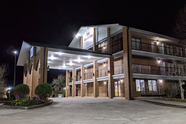 Fachada de la propiedad por la tarde o noche