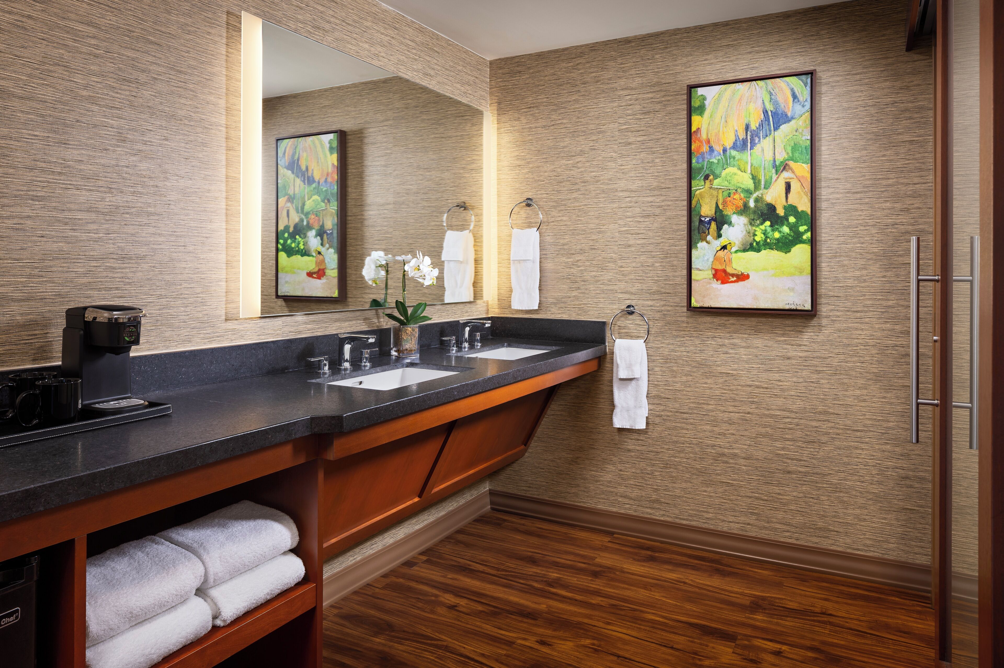 Designertoalettartikler, hårføner, badekåper og tøfler