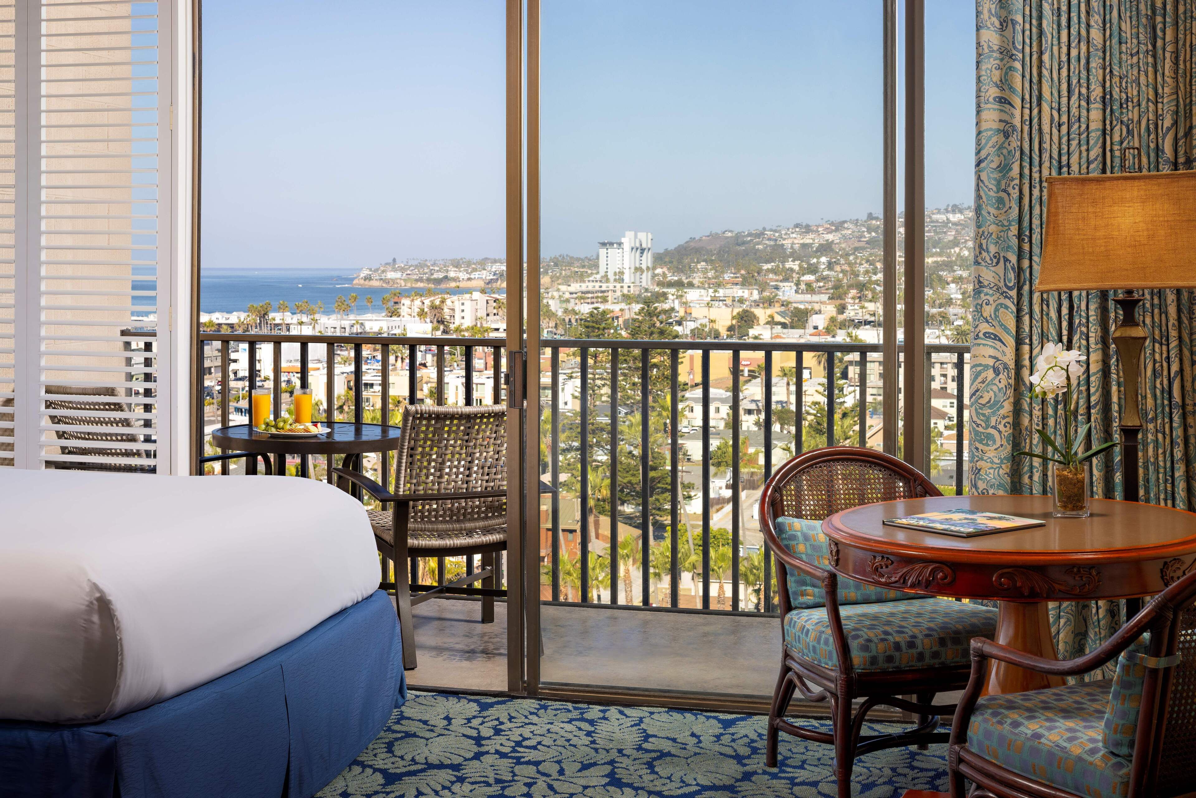 Studio, 2 queensize bedden | Luxe beddengoed, een kluis op de kamer, een bureau