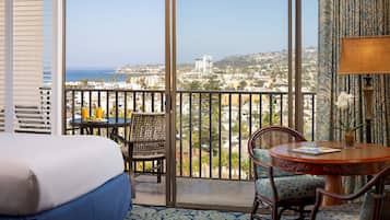 Studio, 2 queensize bedden | Luxe beddengoed, een kluis op de kamer, een bureau