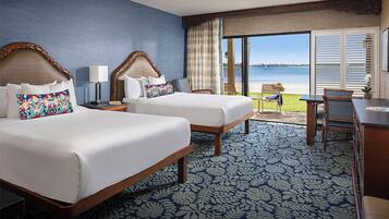 Basic-rum - 2 queensize-sängar - badkar (ADA Bay Front) | Sängtillbehör av högsta kvalitet och värdeförvaringsskåp på rummet