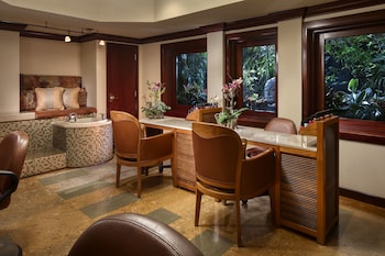 Couples treatment rooms, sauna, hydrotherapy, aromatherapy, body wraps at Catamaran Resort and Spa
