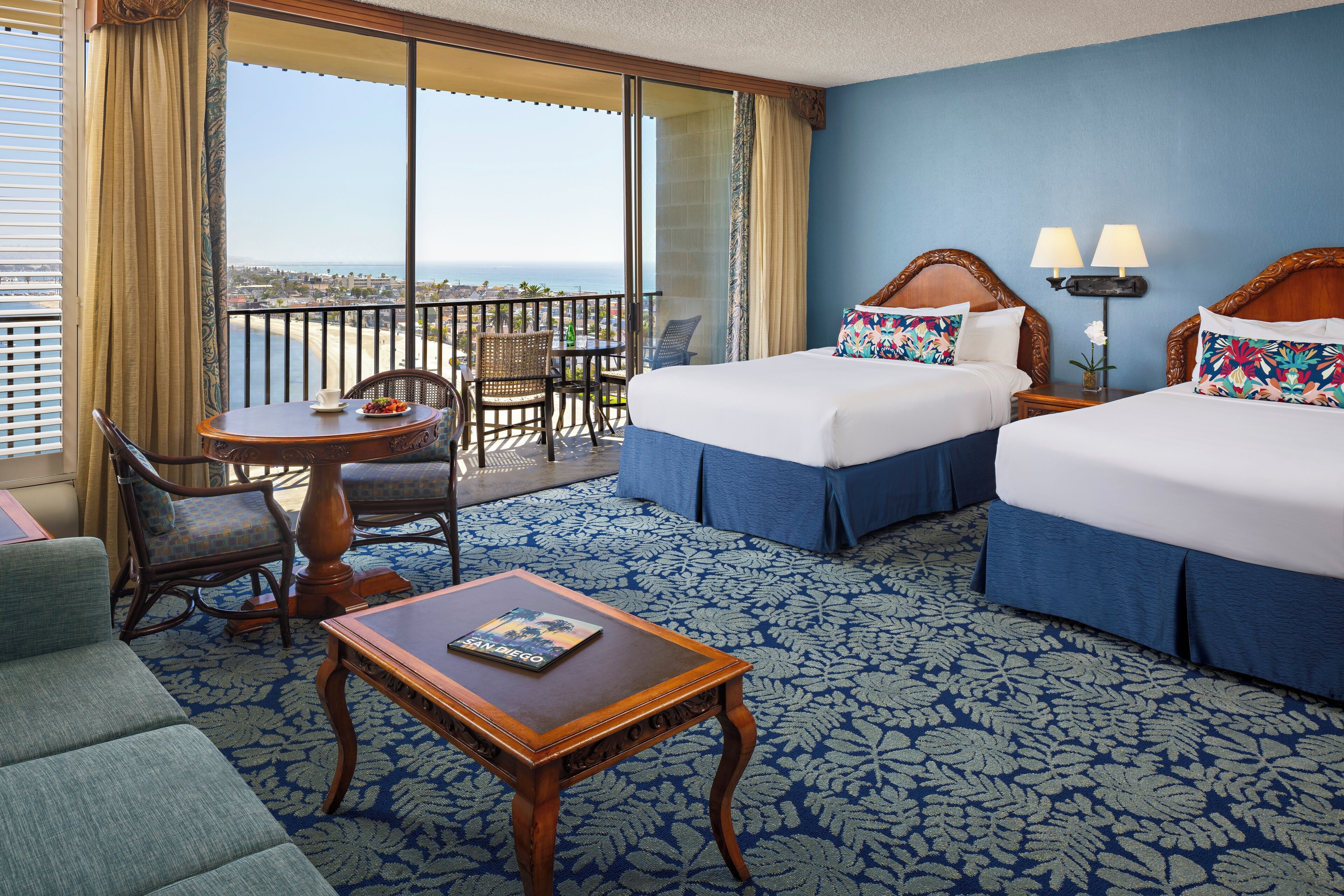 Studio, 2 queensize-senger, utsikt mot bukt (ADA with Shower) | Sengetøy av topp kvalitet, safe på rommet og skrivebord