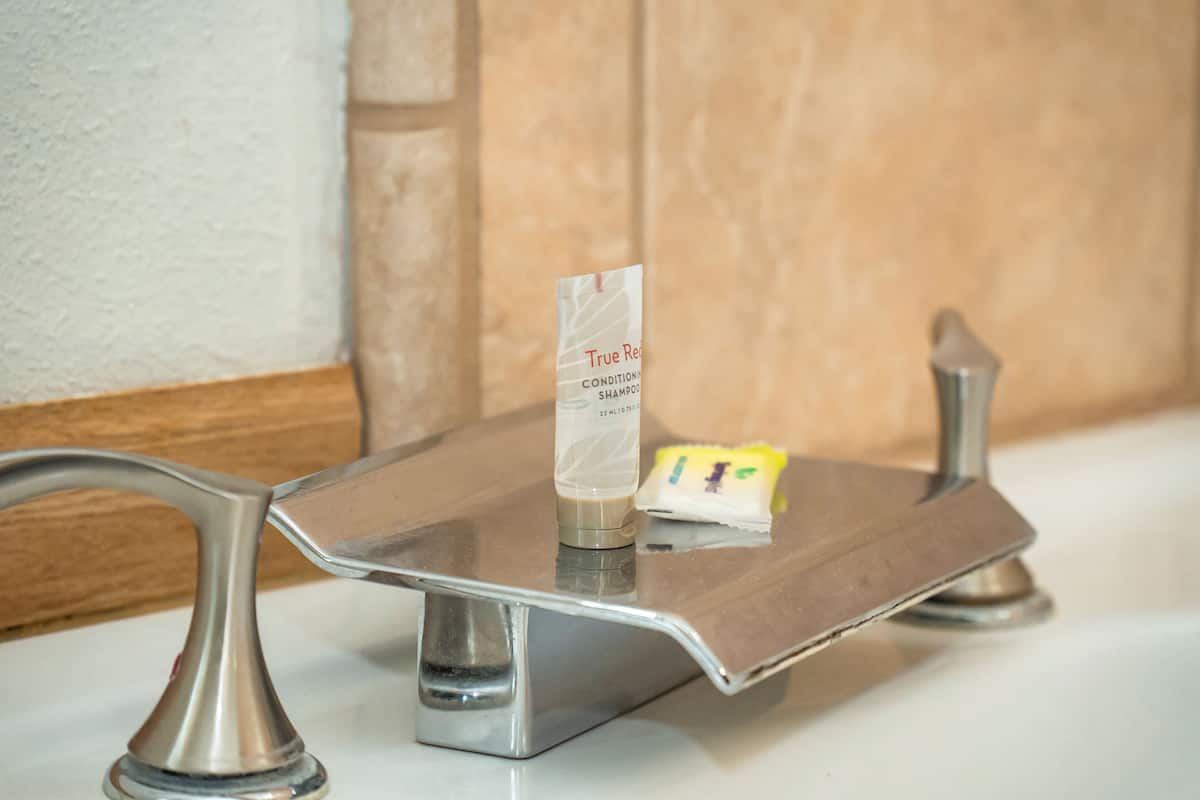 honeymoon single room, 1 king bed, hot tub | bathroom | combined shower/bathtub, rainfall showerhead, free toiletries