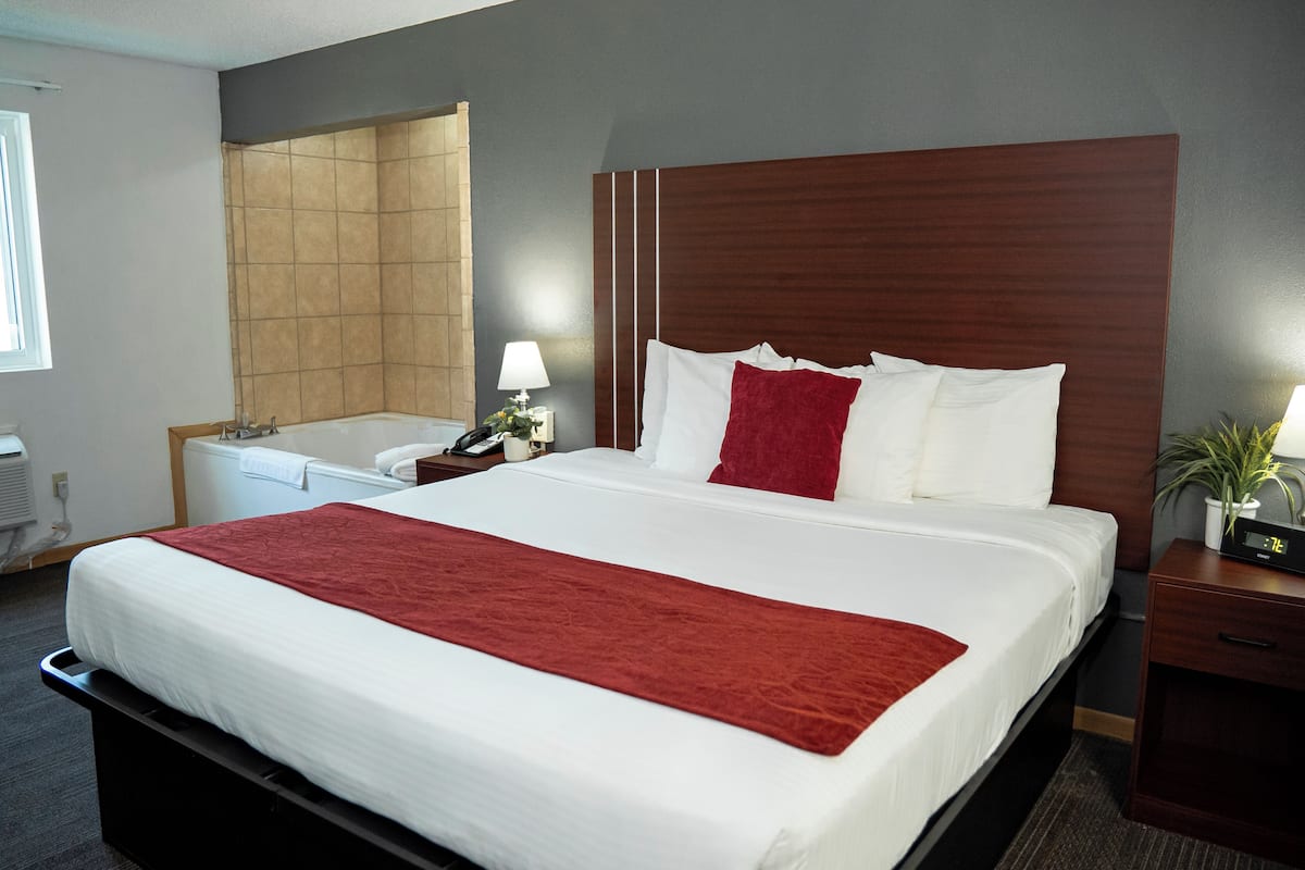 Honeymoon Single Room, 1 King Bed, Hot Tub | Desk, laptop workspace, blackout curtains, iron/ironing board