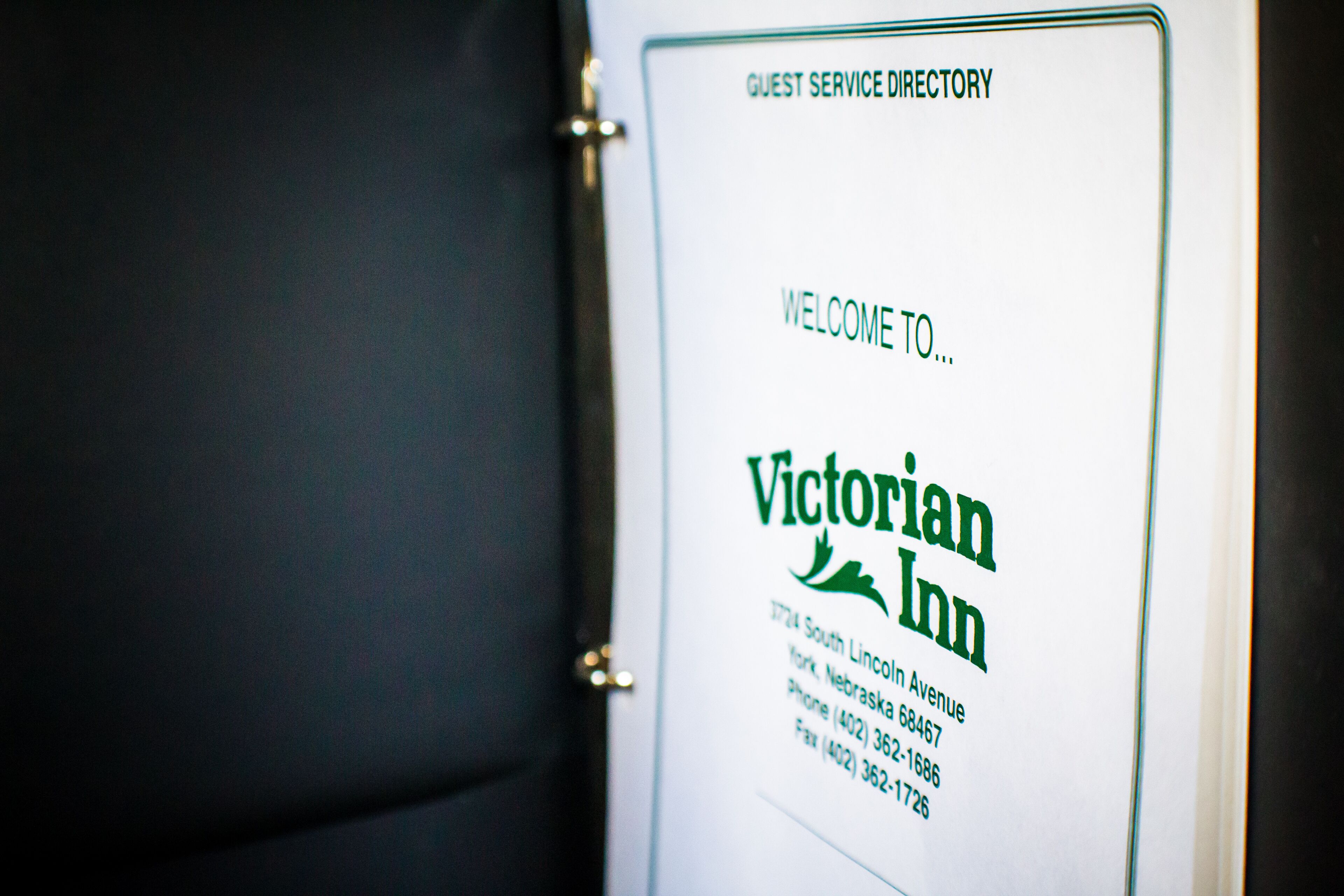 Guía de servicios para huéspedes del Victorian Inn, con dirección e información de contacto.