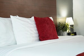 Quarto solteiro lua de mel, 1 cama King, banheira de imersão | Escrivaninha, espaço de trabalho para notebook, cortinas blackout
