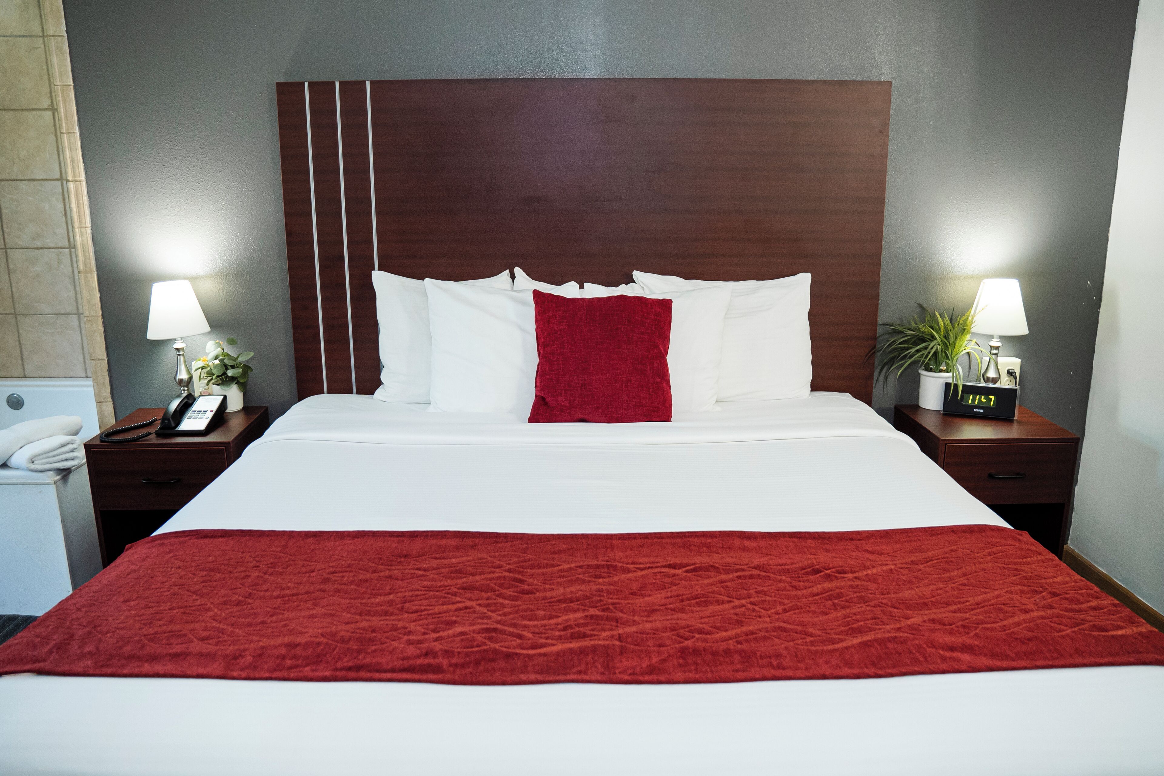 Habitación individual de luna de miel, 1 cama King size, hidromasaje | Escritorio, espacio para trabajar con laptop y cortinas blackout 