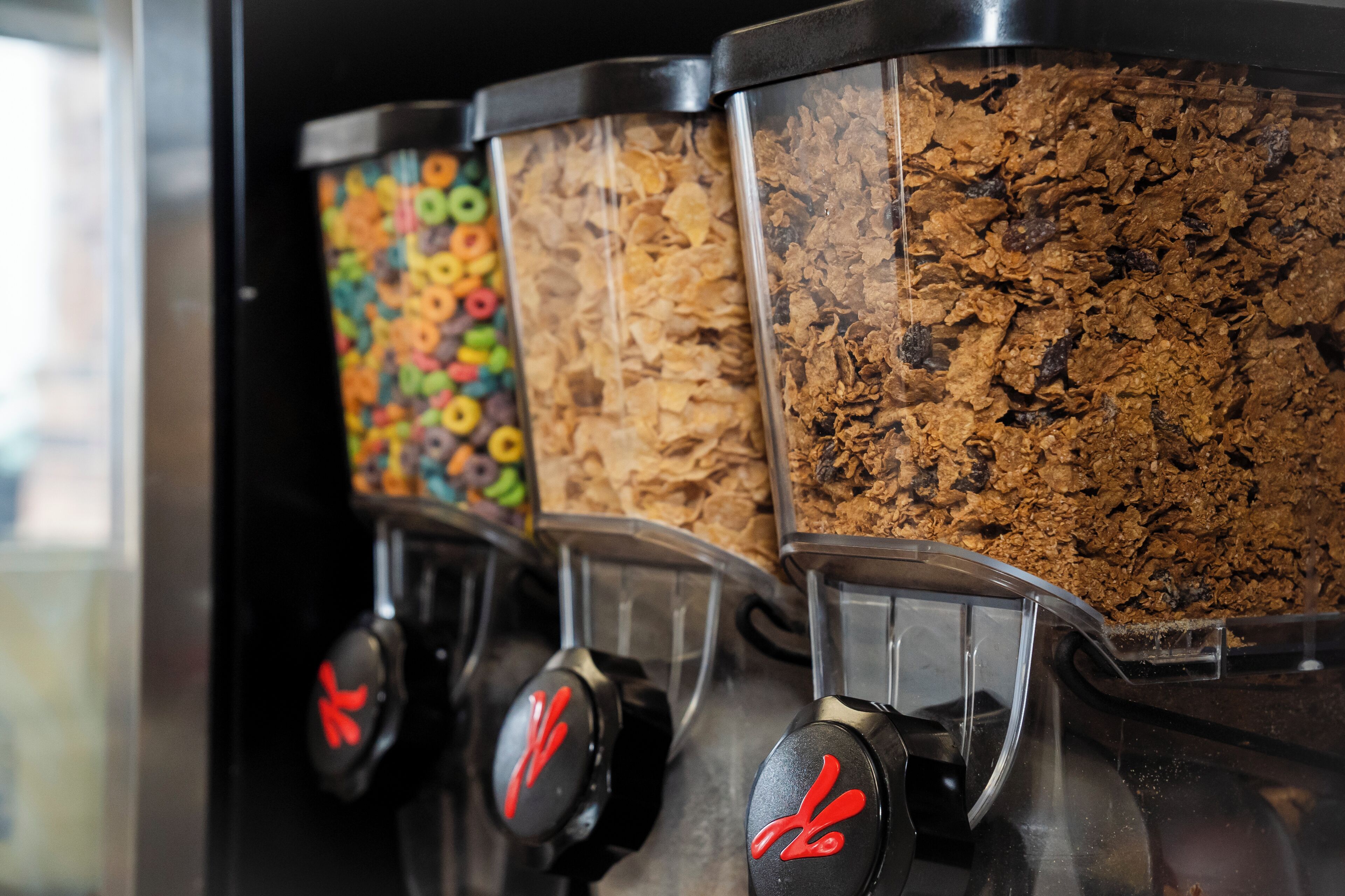Un dispensador de cereales con cuatro tipos diferentes.