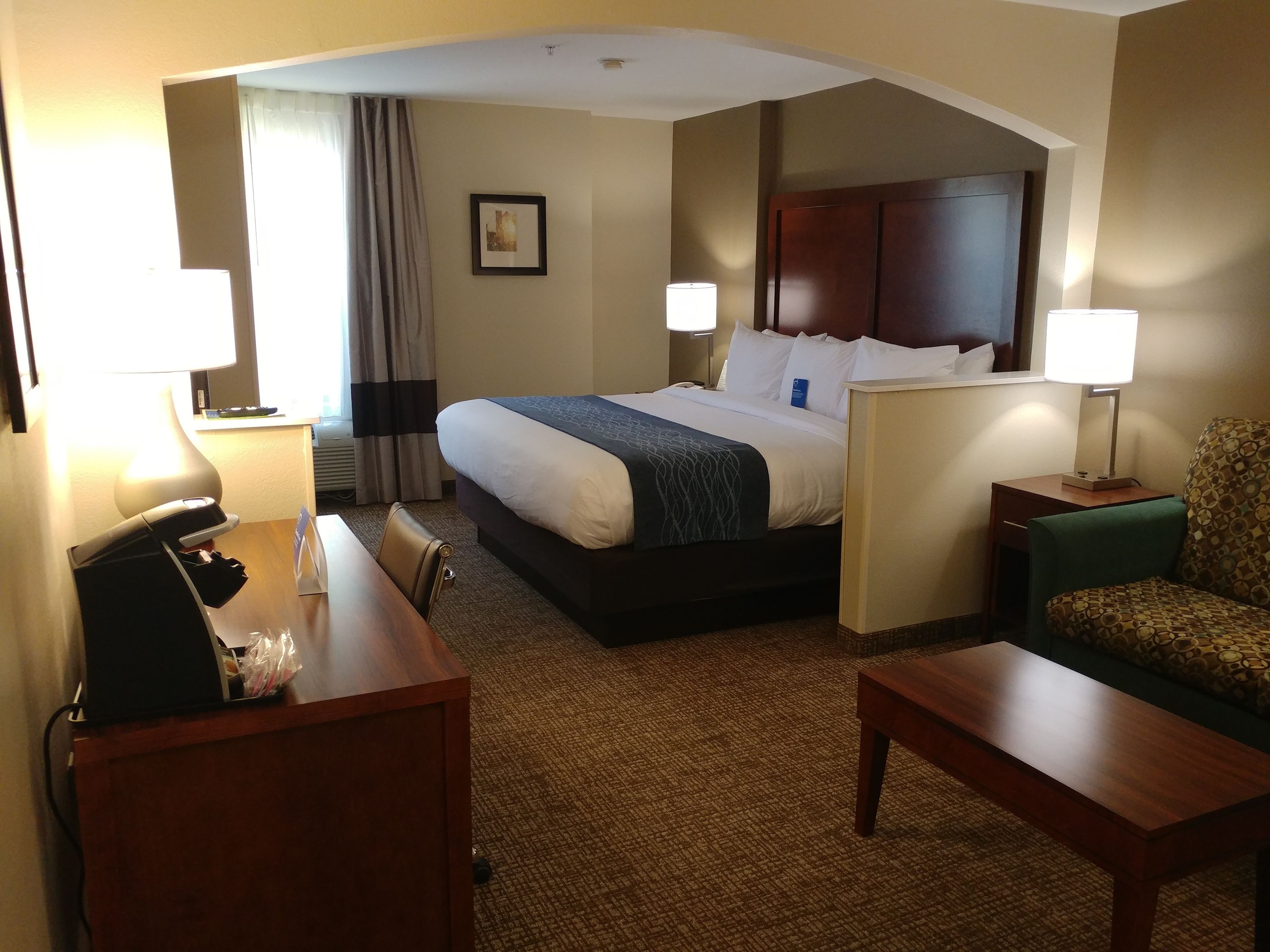 Ylelliset vuodevaatteet, työpöytä, silitysrauta/-lauta, vauvansängyt