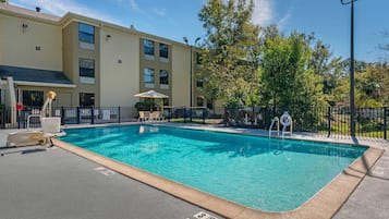 Una piscina al aire libre