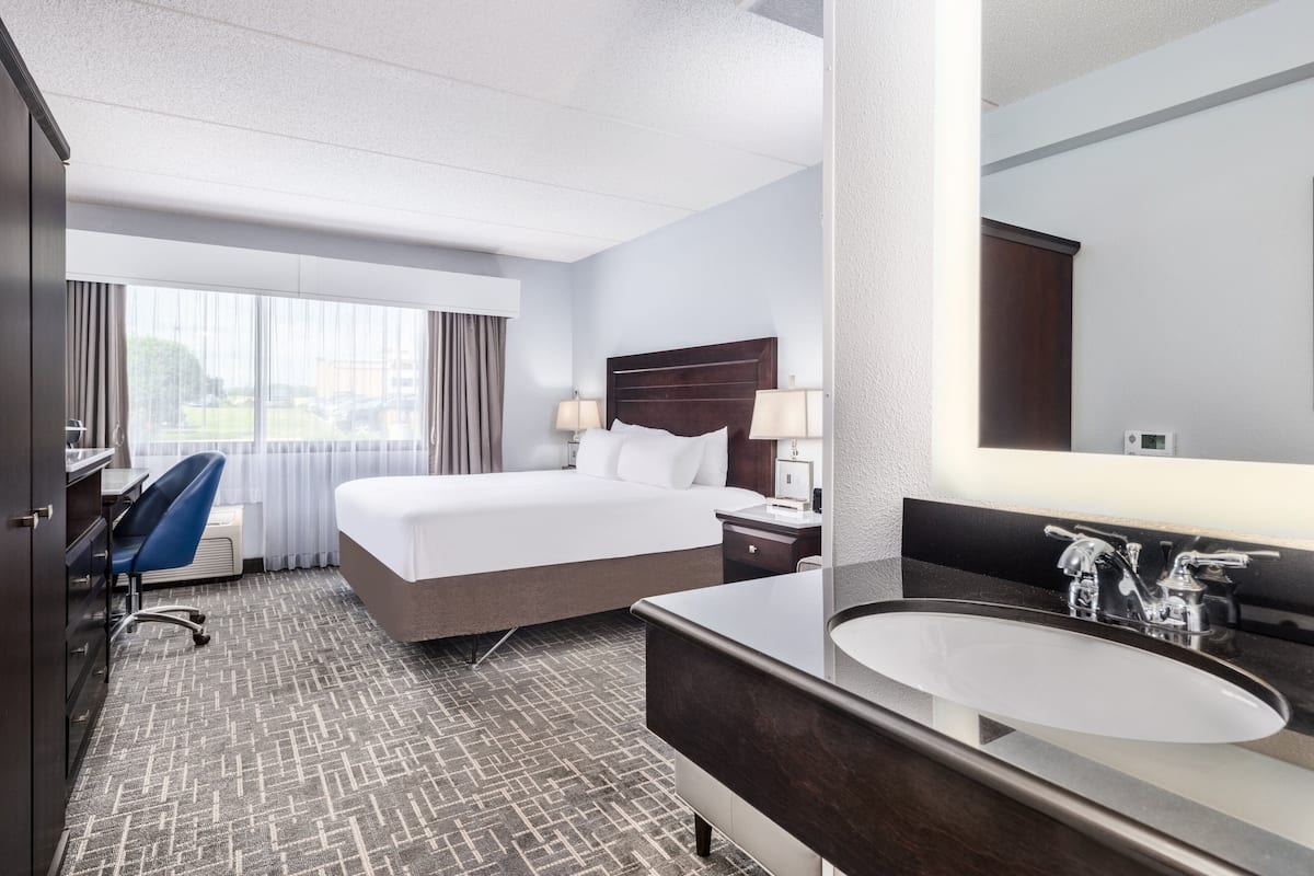 1 bedroom, premium bedding, in-room safe, desk