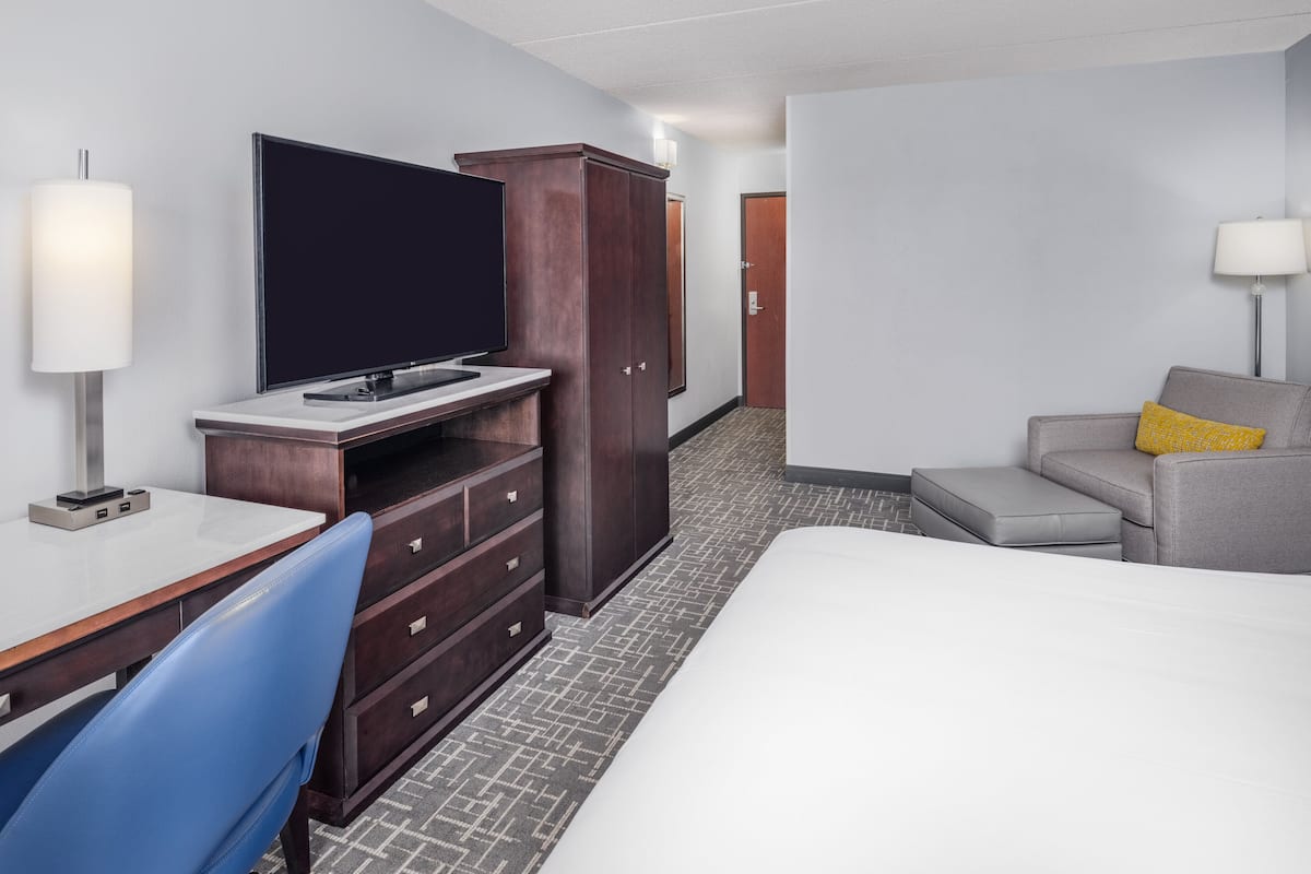 Standard Room, 1 King Bed | 1 bedroom, premium bedding, in-room safe, desk