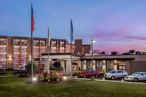 Exterior - Crowne Plaza Milwaukee Airport by IHG (Milwaukee)