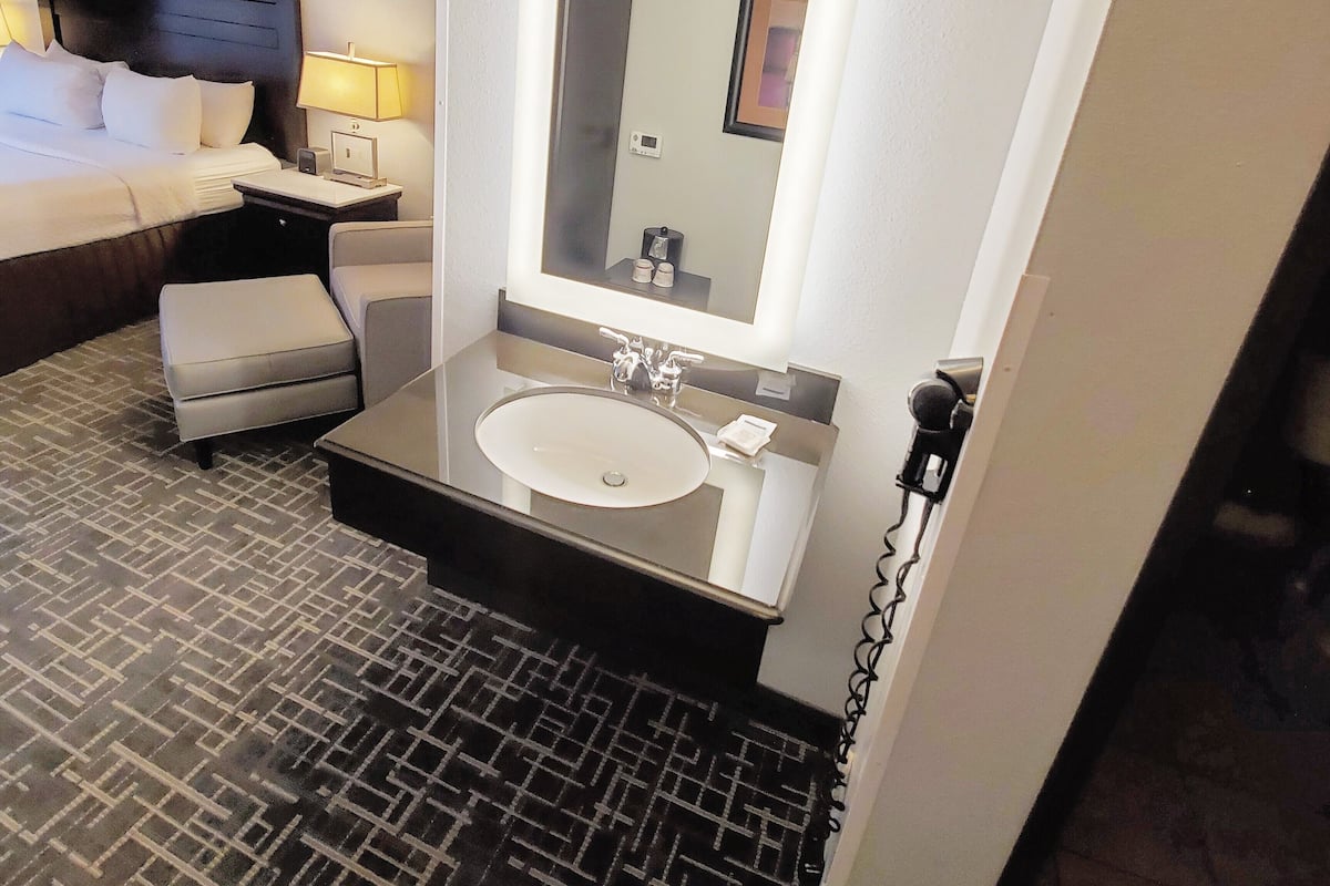 standard room, 1 king bed, mobility accessible (mobility, accessible tub) | bathroom sink