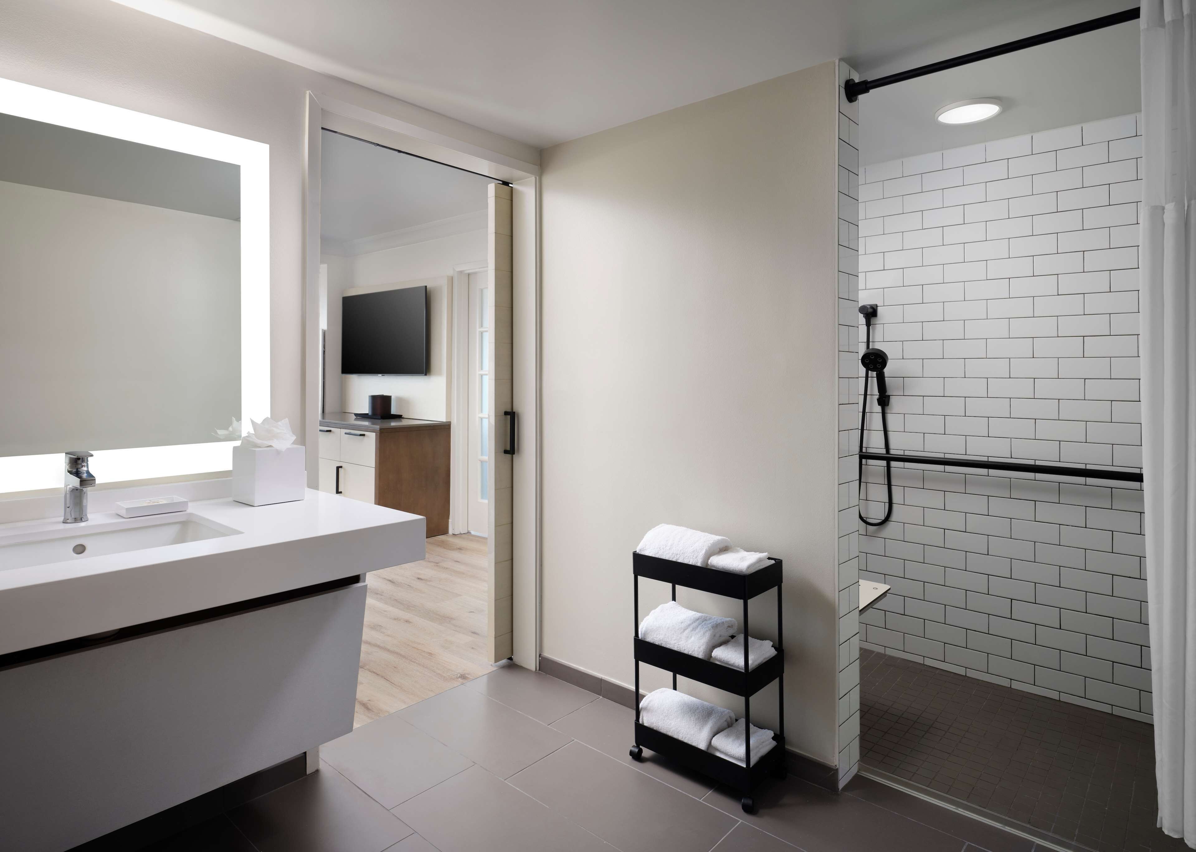 suite, 1 king bed (high floor) | bathroom | free toiletries, hair dryer, towels