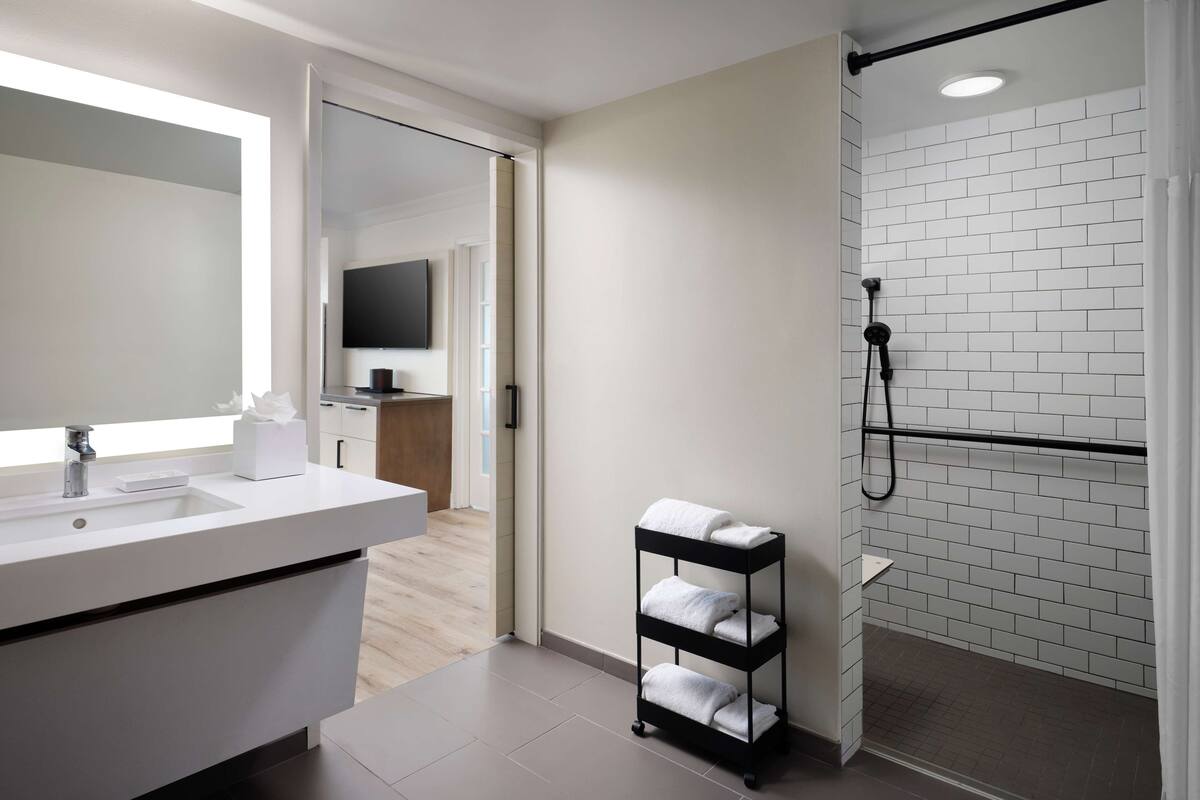 suite, 1 king bed (high floor) | bathroom | free toiletries, hair dryer, towels