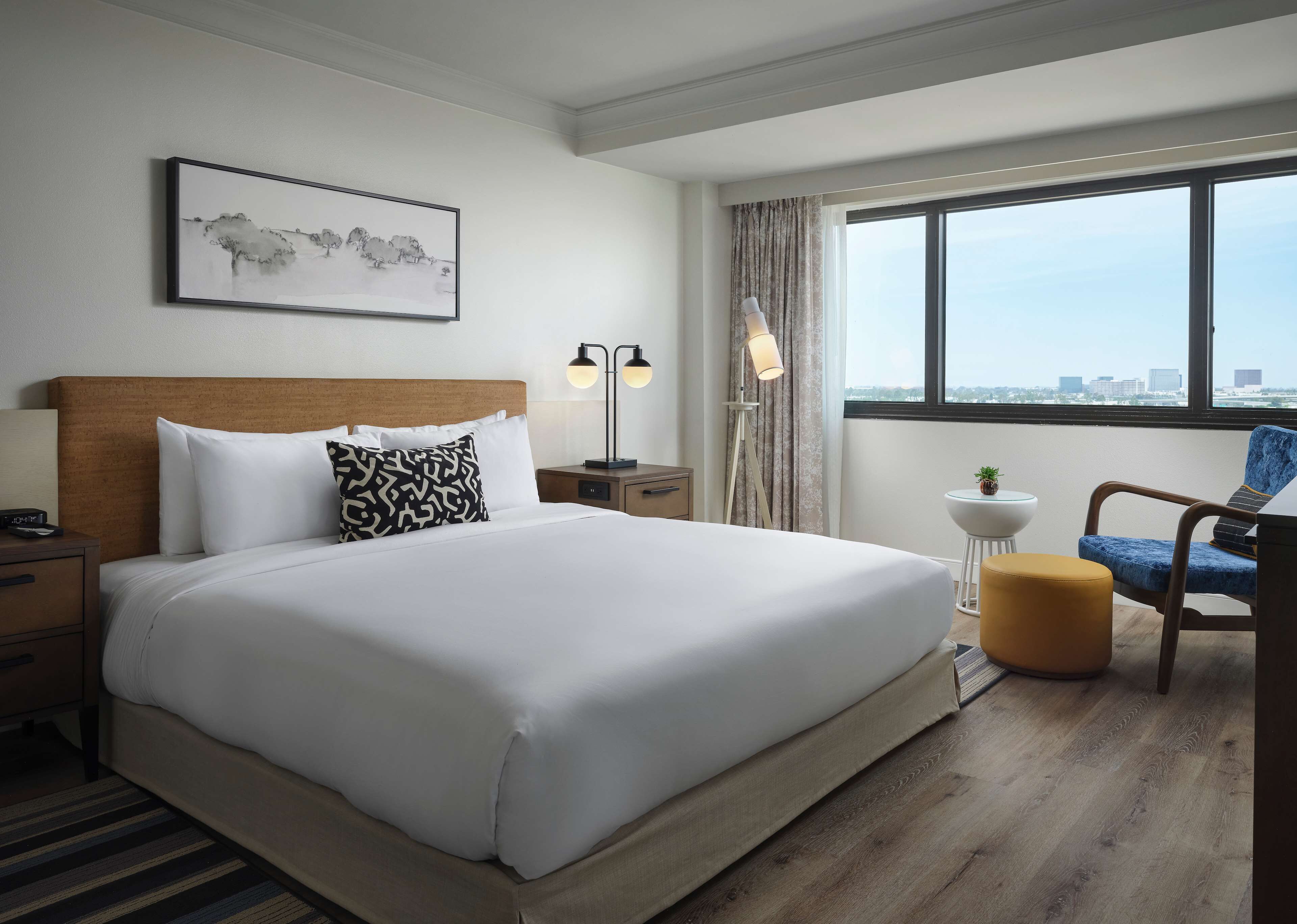 デラックス ルーム キングベッド 1 台 (High Floor) | 高級寝具、羽毛の掛け布団、ピロートップベッド、デスク